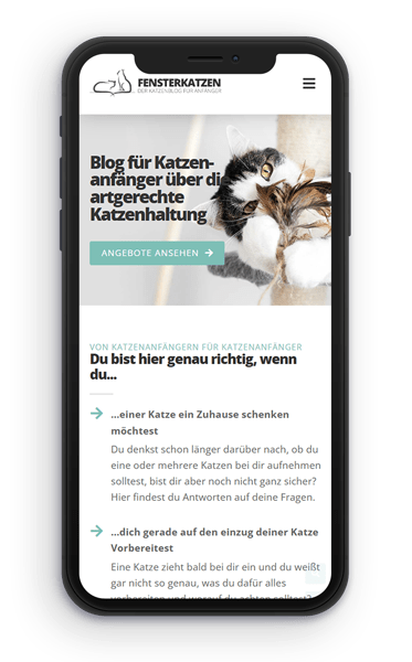Ein Smartphone zeigt die Website eines Katzenblogs für Katzenanfänger, der als individuelles Webdesign Projekt für Selbstständige mit Tierbusiness entstanden ist.