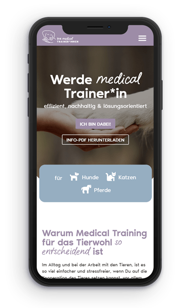 Ein Smartphone zeigt die Website für die Ausbildung als Medical Trainer für Katzen, Hunde und Pferde, die im Rahmen des individuellen Webdesigns für Selbstständige mit Tierbusiness entstanden ist.